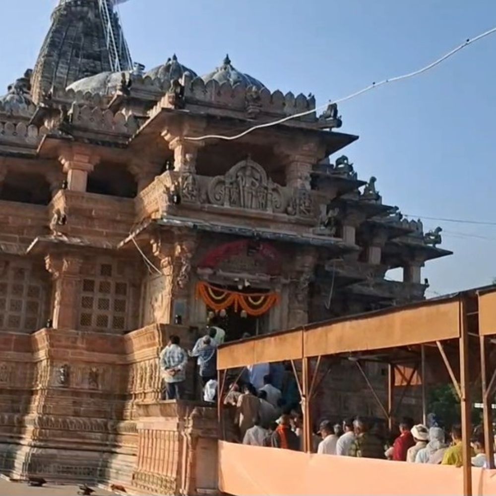 શામળાજીમાં દેવ દિવાળી: ભક્તોની ભીડ, ભગવાન શામળિયાના અનોખા શણગાર અને હજારોએ દર્શન કર્યા.