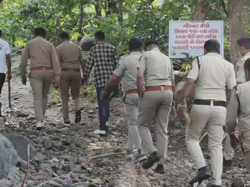 મહાદેવ ભારતીને શોધવા ગિરનાર જંગલમાં મેગા સર્ચ ઓપરેશન: 300થી વધુ જવાનો શોધખોળમાં, ટીમોને વોકીટોકી અપાયા.