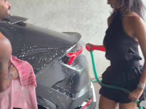 હાર્દિક-માહિકાનો બીચ રોમાન્સ વાયરલ: વેકેશનમાં રોમેન્ટિક પળો અને પિતા તરીકેની ફરજ પણ નિભાવી, ફોટોઝ થયા વાયરલ.