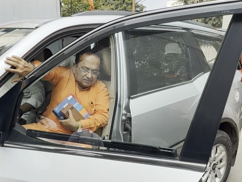 સુરત ભાજપના હોદ્દેદારોની પસંદગી માટે પ્રથમવાર સેન્સ પ્રક્રિયા; મહામંત્રી પદ માટે લોબિંગ શરૂ, વિવિધ ક્ષેત્રોના ઉમેદવારોને તક મળવાની શક્યતા.