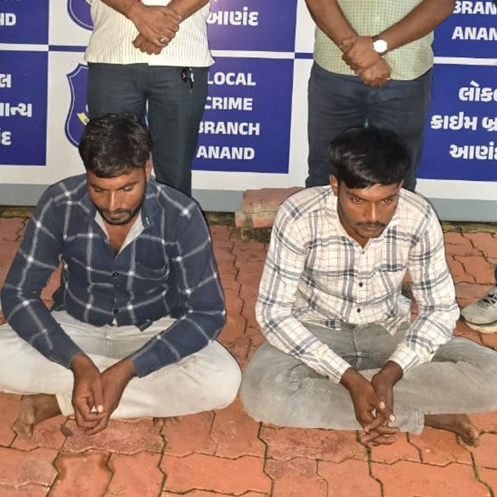 આણંદ-ખેડા લૂંટ કેસ: બે ફરાર આરોપી ઝડપાયા, સીમ વિસ્તારના પરિવારોને નિશાન બનાવી 4 ગામમાં લૂંટ કરી કબૂલ્યું.