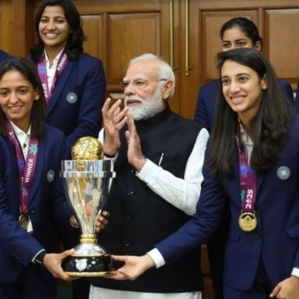PM મોદીને મળી વર્લ્ડ ચેમ્પિયન ભારતીય મહિલા ટીમ:જર્સી ભેટ આપી, પ્રતિકા રાવલ વ્હીલચેર પર જોવા મળી; 2 નવેમ્બરના રોજ વુમન્સ વર્લ્ડ કપ જીત્યો હતો