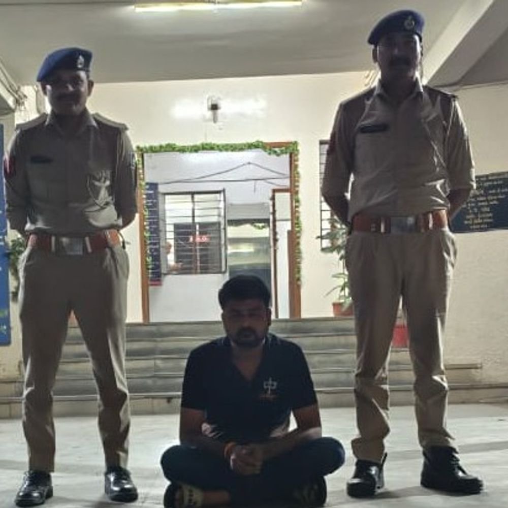 વડોદરા: ન્યૂઝીલેન્ડના Work Visaના નામે છેતરપિંડી કરનાર આરોપીની ધરપકડ, 15 લાખની ઠગાઈ કરી 13-13 લાખના પેકેજની લાલચ આપી હતી.