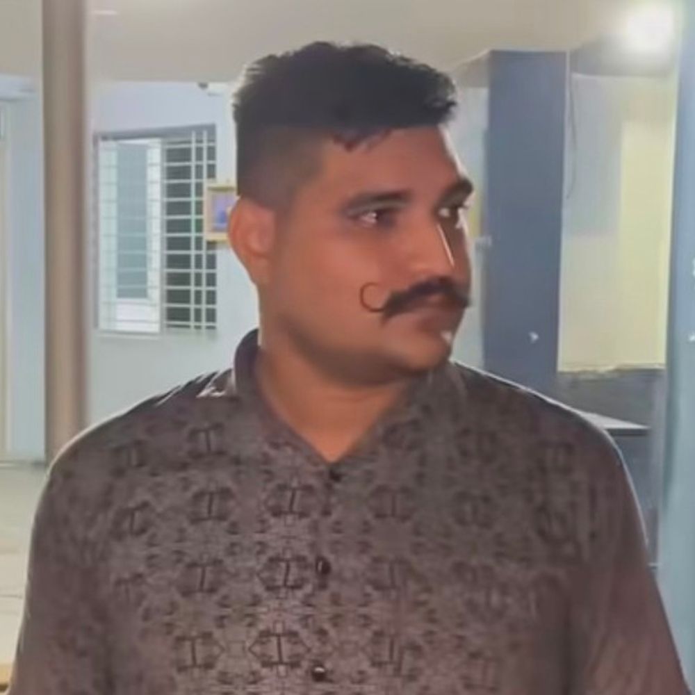 મુંછોવાળો નકલી પોલીસ આઇ.ડી. બતાવી રોફ જમાવતો પકડાયો, BREZZA અને નકલી પોલીસના રોફનું સત્ય બહાર આવ્યું.