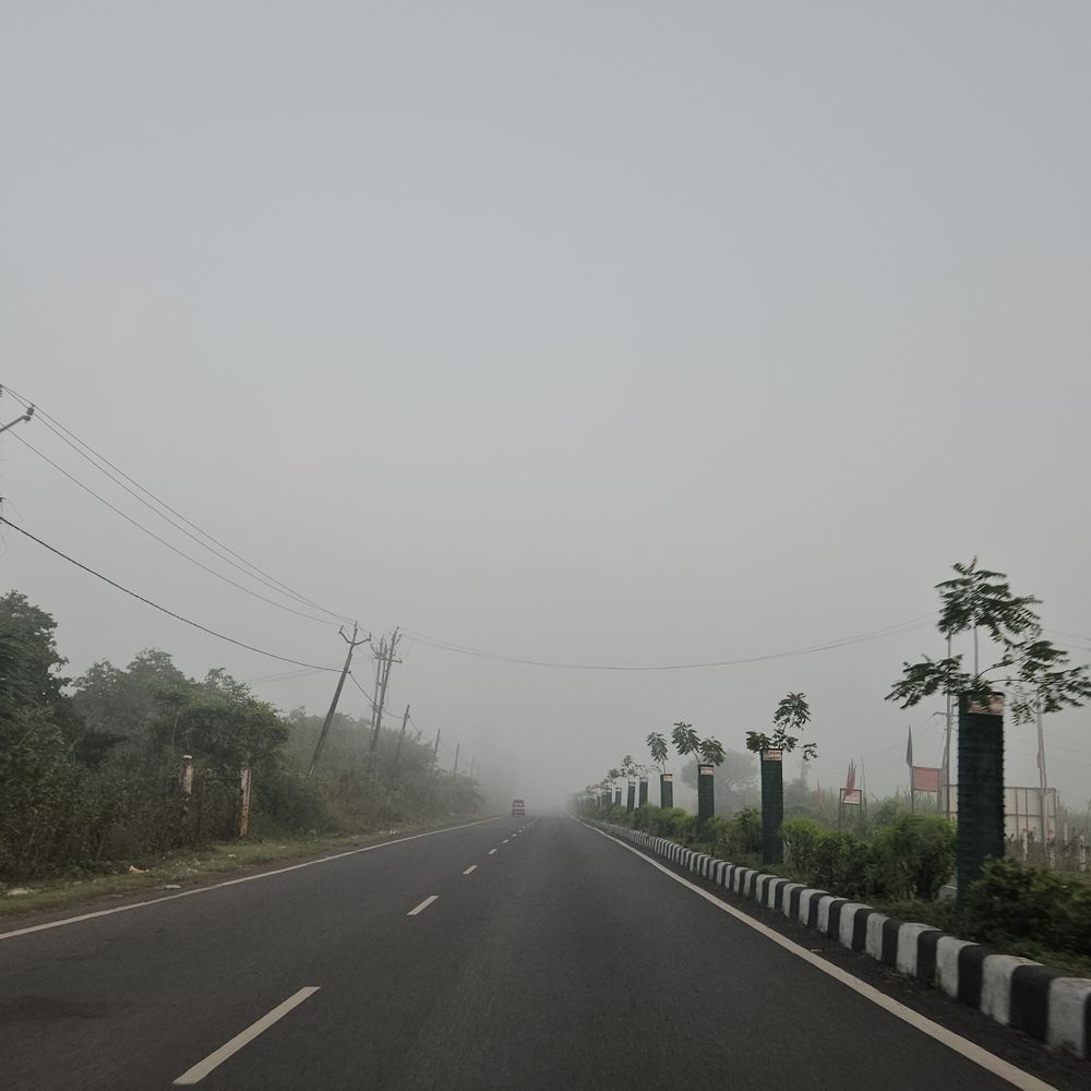 નવસારીમાં ગાઢ ધુમ્મસથી વિઝિબિલિટી ઘટતા વાહનચાલકોને લાઇટો ચાલુ રાખવી પડી, શિયાળાની શરૂઆત જેવું વાતાવરણ સર્જાયું.