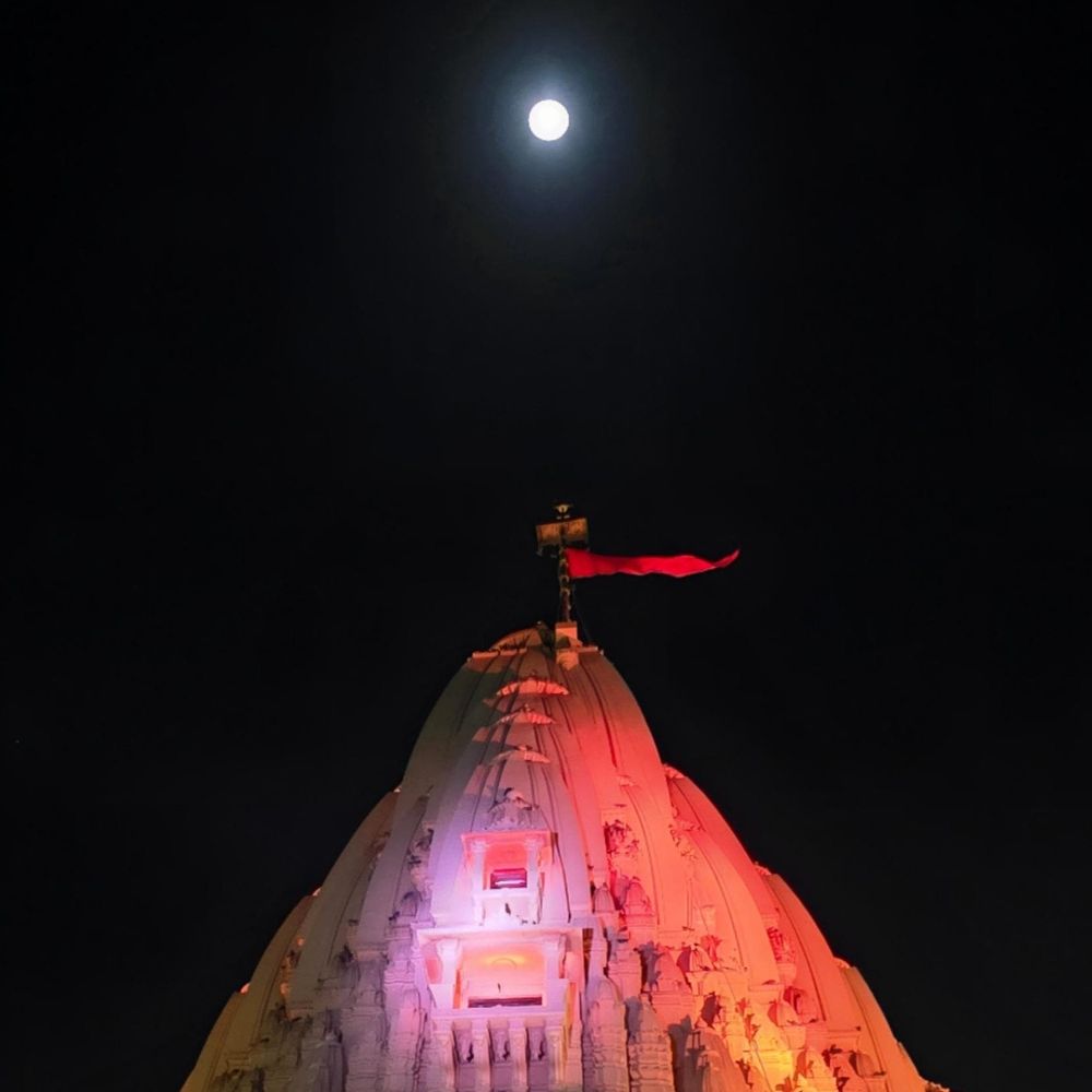 સોમનાથમાં કાર્તિકી પૂર્ણિમાએ દુર્લભ ખગોળીય સંયોગ: ચંદ્ર, ધ્વજ અને જ્યોતિર્લિંગ એક હરોળમાં, ભક્તોએ નિહાળ્યો 'અમૃત વર્ષા યોગ'.