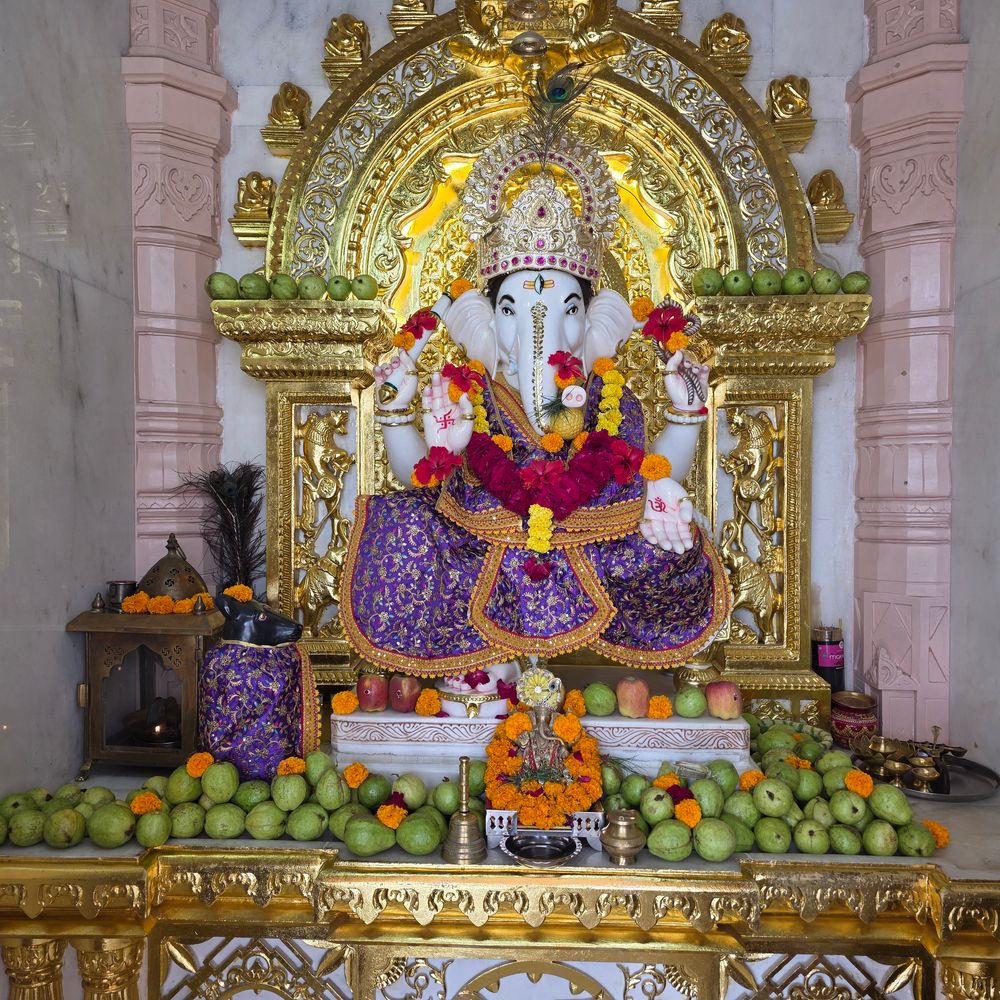 હિંમતનગરના અષ્ટવિનાયક મંદિરમાં સંકટ ચતુર્થીની ઉજવણી: ગણપતિને 21 KG જામફળ અર્પણ કરાયા, ભક્તોની ભીડ.