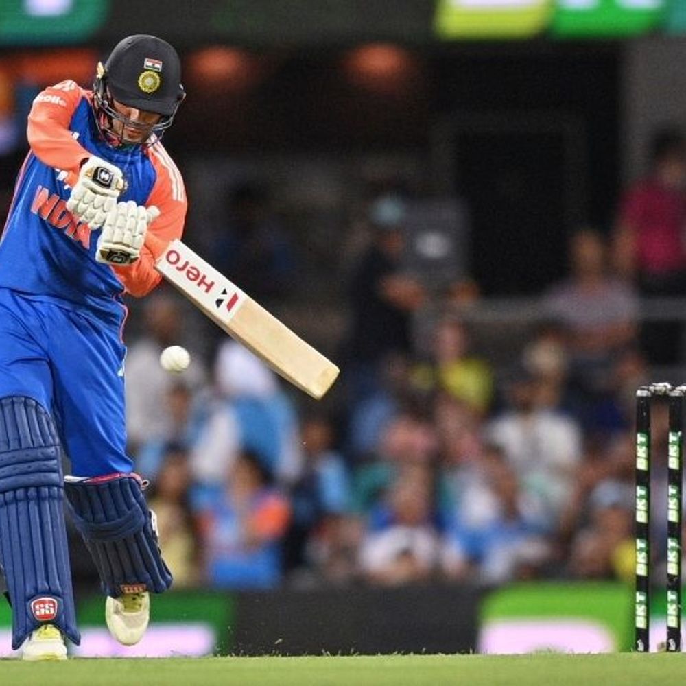 વીજળી પડવાના કારણે ભારત-ઓસ્ટ્રેલિયા મેચને રોકવી પડી:સ્ટેડિયમમાં સ્ક્રીન પર 'ગંભીર હવામાન' દેખાડીને ફેન્સને નીચલા સ્ટેન્ડમાં સુરક્ષિત રીતે ખસેડ્યા