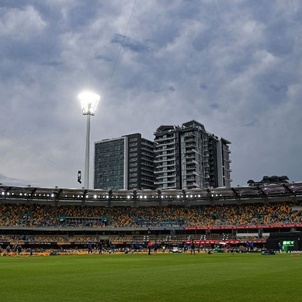 વીજળી પછી વરસાદ શરૂ થતા મેચને રોકવી પડી:બે કલાકથી મુકાબલો અટક્યો, હવે મેચ રમાવવાની શક્યતા ઓછી; રદ થઈ તો ઈન્ડિયા 2-1થી સિરીઝ જીતશે