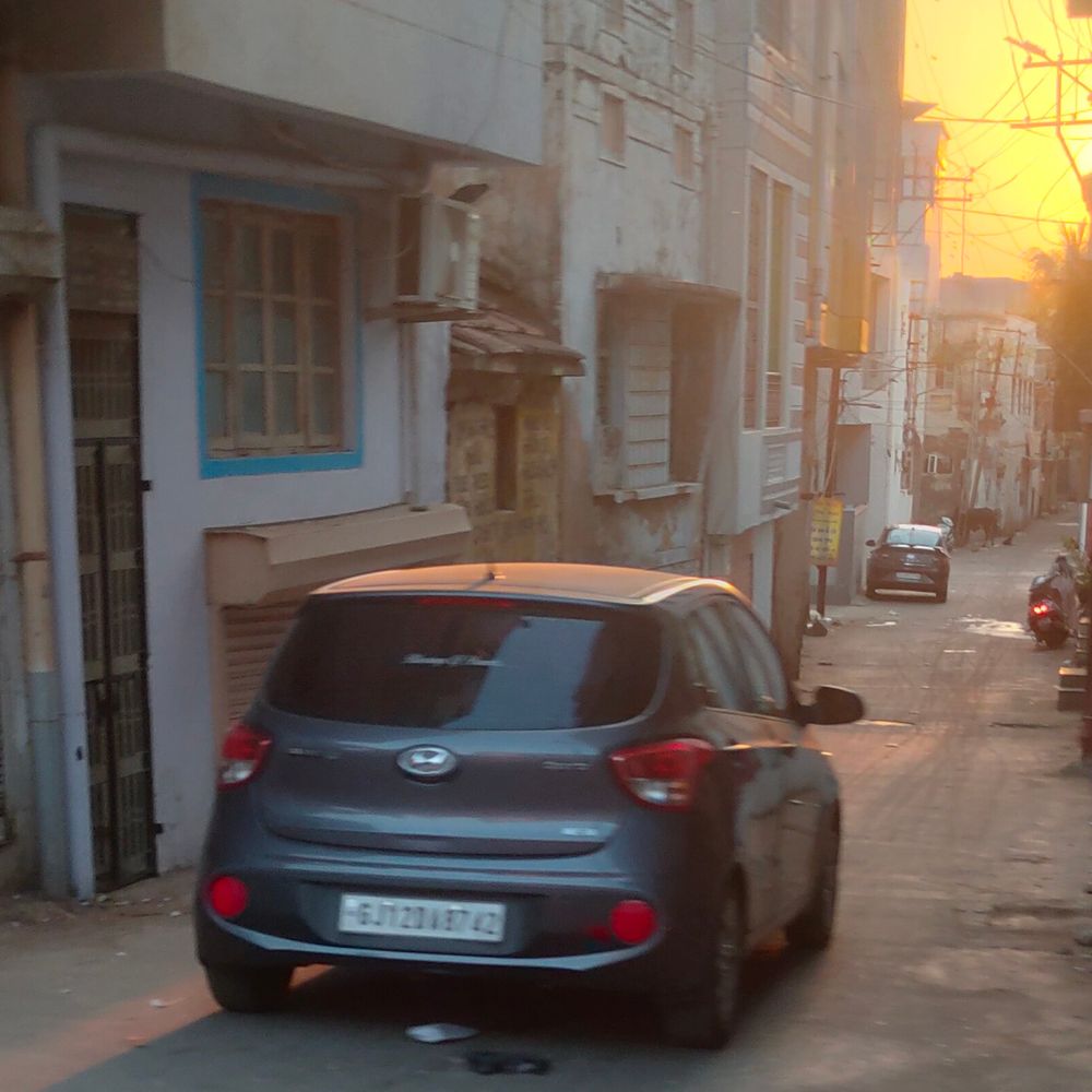 કચ્છમાં ઠંડીની શરૂઆત: નલિયામાં 14.2 અને ભુજમાં 18 ડિગ્રી તાપમાન, લોકોએ ગુલાબી ઠંડી અનુભવી.