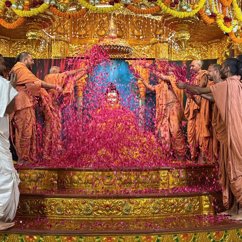 પાટડી વર્ણીન્દ્રધામમાં 150 kg ફૂલોથી અભિષેક: નવા વર્ષની પ્રથમ હરિજયંતિએ વર્ણીપ્રભુની પૂજા કરાઈ.