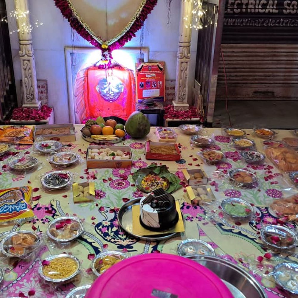 જામનગરમાં અવેડિયા મામાના મંદિરે અન્નકૂટ ઉત્સવમાં ભક્તોએ દર્શનનો લાભ લઇ ધન્યતા અનુભવી.