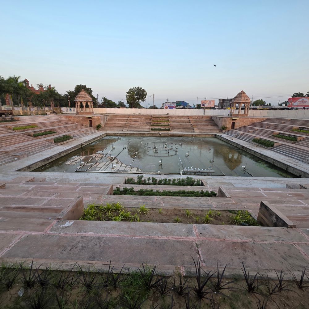 ખેડબ્રહ્મા અંબિકા મંદિરમાં ₹3 કરોડના ખર્ચે માનસરોવર નિર્માણ કાર્ય પ્રગતિમાં, ફુવારા અને લેસર શોનું આયોજન.