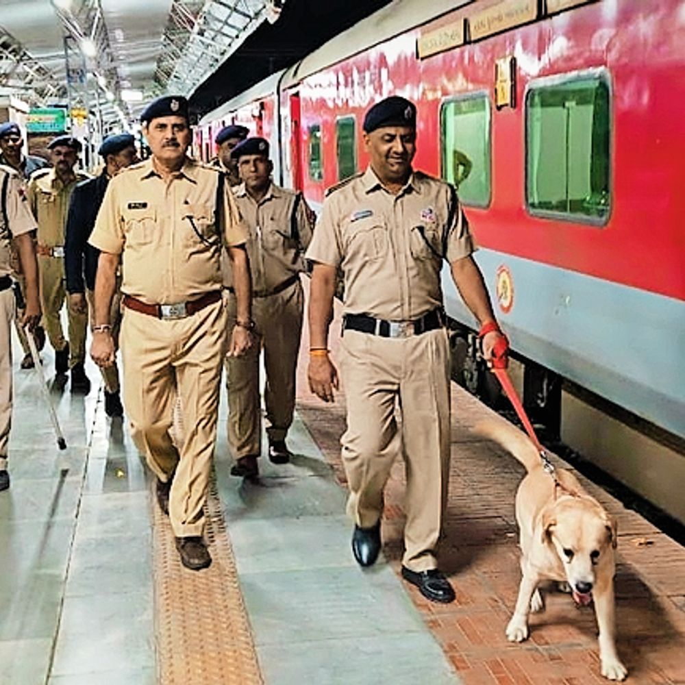 દિલ્હીમાં બોમ્બ બ્લાસ્ટની માહિતીને પગલે જિલ્લા પોલીસ એલર્ટ, રેલ્વે સ્ટેશન પર ચેકિંગ હાથ ધરાયું.