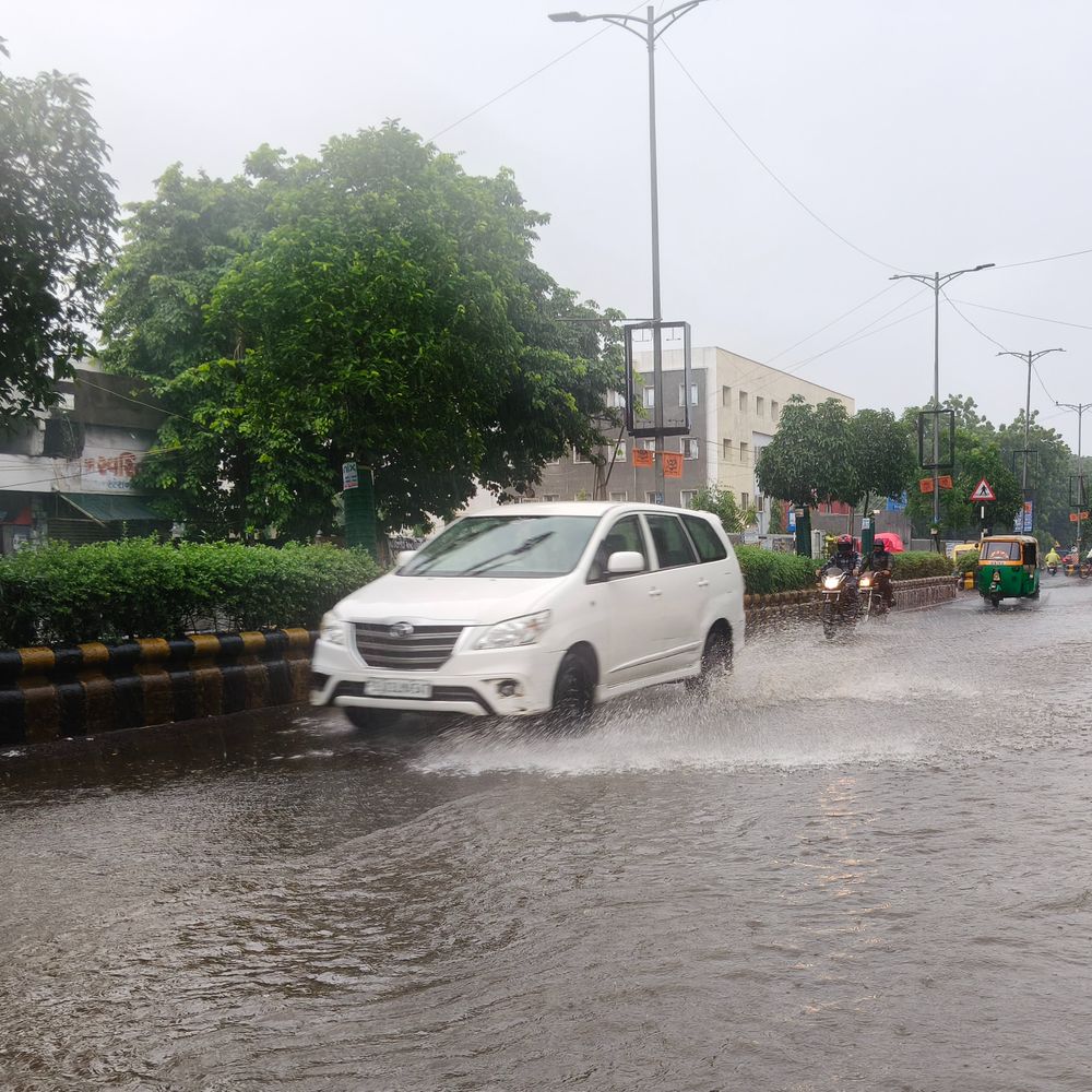 રાજકોટમાં ચોમાસુ 62% ઘટ્યું; Octoberમાં વરસાદથી 3 માનવ, 45 પશુ મૃત્યુ પામ્યા અને 9 મકાનો પડ્યા.
