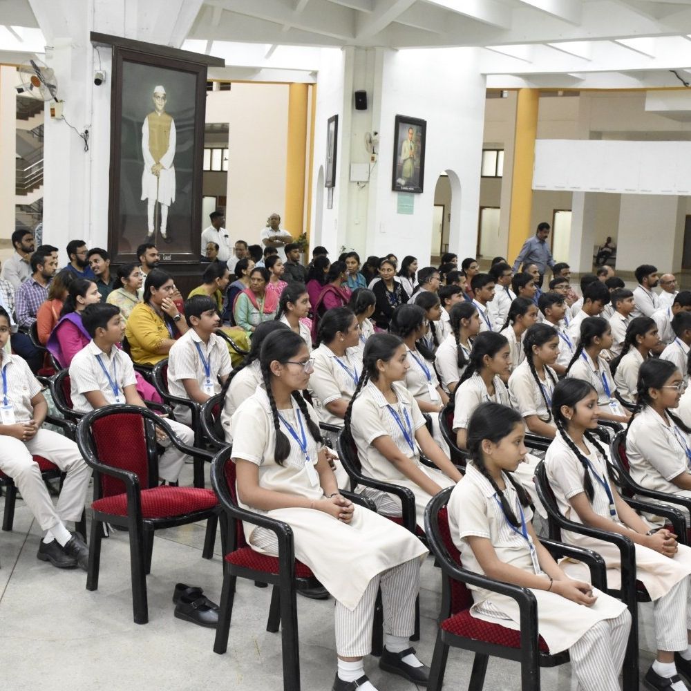 વિધાનસભામાં પંડિત નહેરુની 136મી જન્મજયંતિ નિમિત્તે પુષ્પાંજલિ: અધિકારીઓ, કર્મચારીઓ અને વિદ્યાર્થીઓ જોડાયા; નહેરુજીના યોગદાનને યાદ કરાયું.