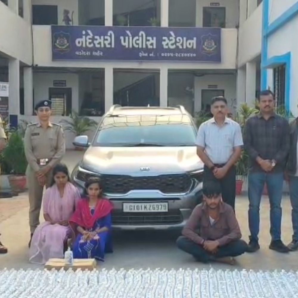 બુટલેગરનો નવો કિમીયો ફેલ: કારમાં મહિલા-બાળક સાથે હરિયાણાથી ગુજરાતમાં દારૂ, 7.26 લાખનો દારૂ અમદાવાદ-મુંબઈ નેશનલ હાઇવે પરથી જપ્ત.