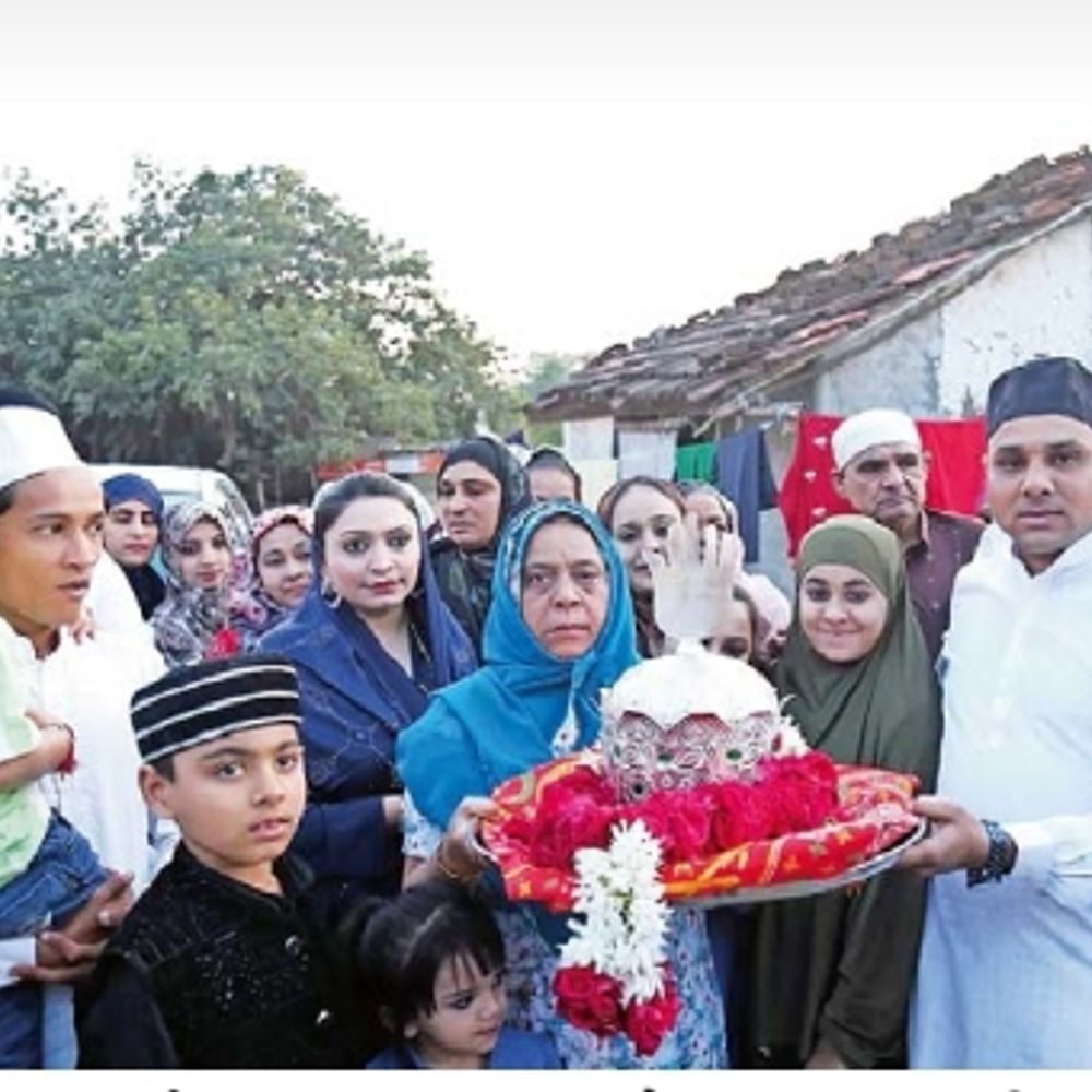 ખરકડી બાલનશાપીર બાપુને 2 કિલો ચાંદીનો મુગટ અર્પણ કરાયો.