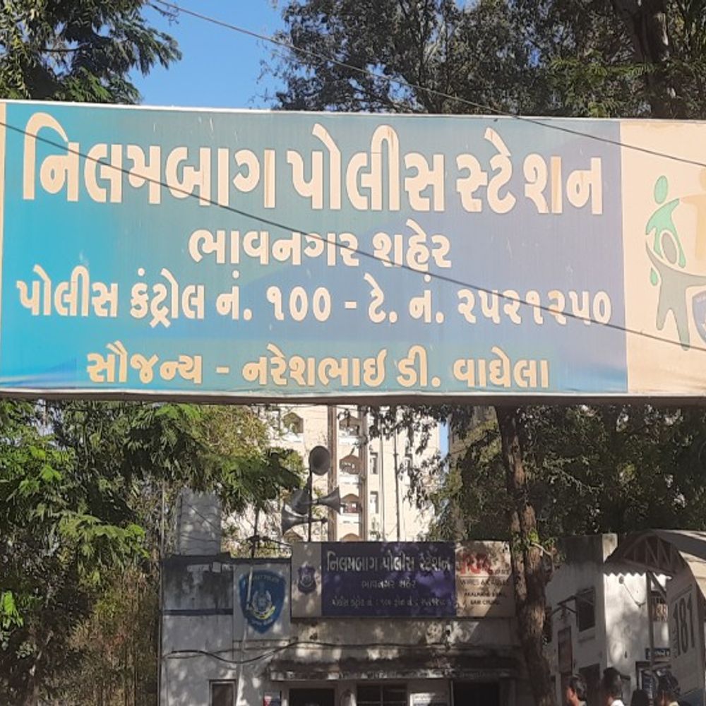 લિંમડા ટ્રાવેલ્સ પાસે રસ્તા પર ચાલવા બાબતે યુવકોની મારામારી: ત્રણ ભાઈઓએ માર માર્યો ને જાનથી મારી નાખવાની ધમકી આપી.