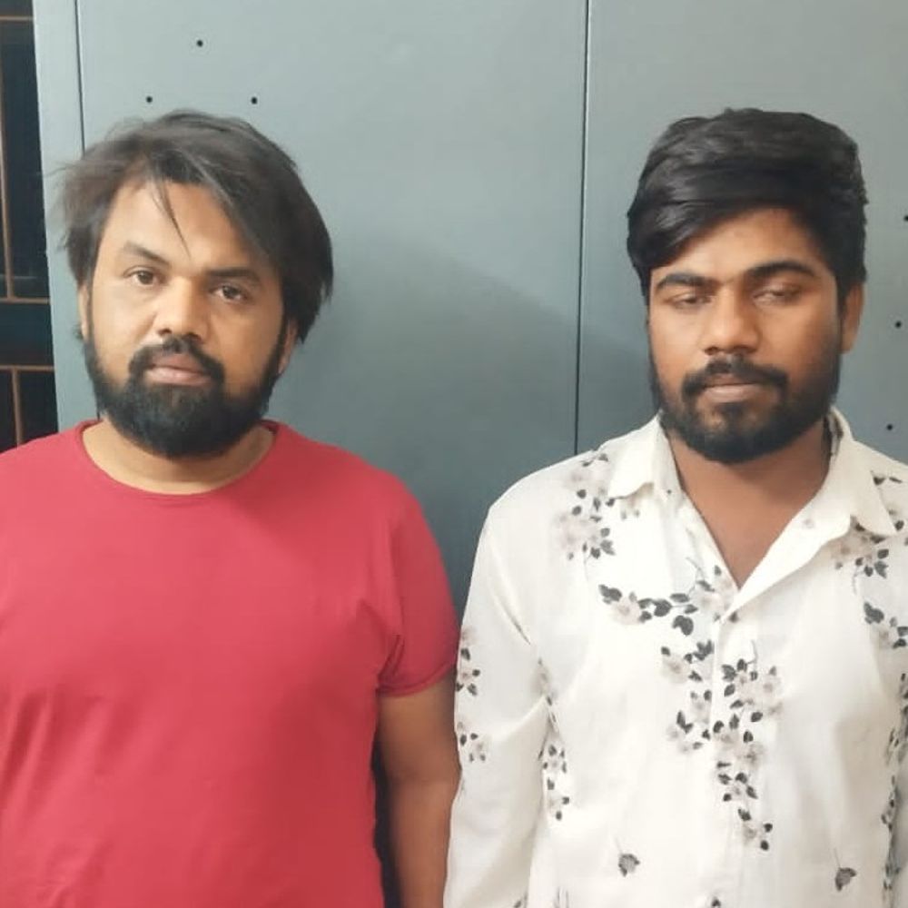 ગુજરાત એલર્ટ વચ્ચે ગાંધીનગર હાઈવે પર બસમાંથી ગેરકાયદે હથિયારો સાથે બે શખ્સો ઝડપાયા, પોલીસે મુદ્દામાલ જપ્ત કર્યો.