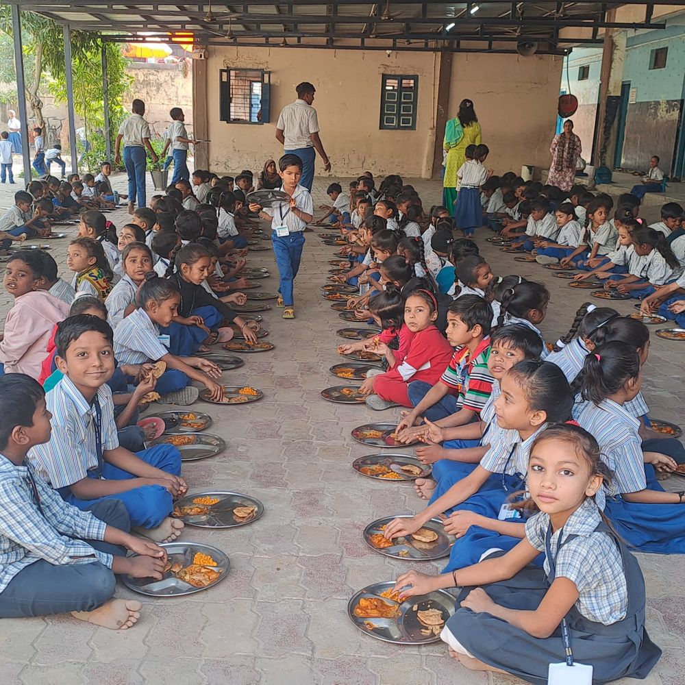 બોમ્બે મેટલ શાળામાં 470 બાળકોને તિથિ ભોજન: દિવંગત દિવાનસિંહની યાદમાં પરિવાર દ્વારા આયોજન.
