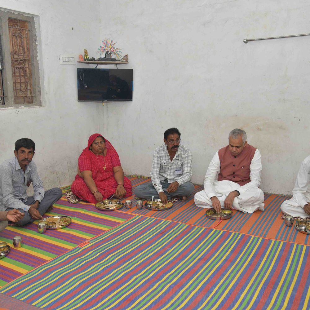 રાજ્યપાલ આચાર્ય દેવવ્રતજીનું અનુસૂચિત જાતિ પરિવાર સાથે ભોજન: સામાજિક સમરસતાનું ઉદાહરણ. (Nearly 14 words)