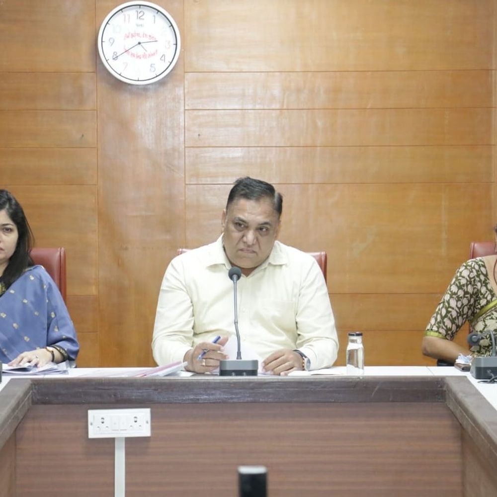 કલેકટર NV ઉપાધ્યાયે સંચારી રોગ, જન્મ-મરણ અને તમાકુ નિયંત્રણ સમિતિની બેઠકો યોજી સમીક્ષા કરી.