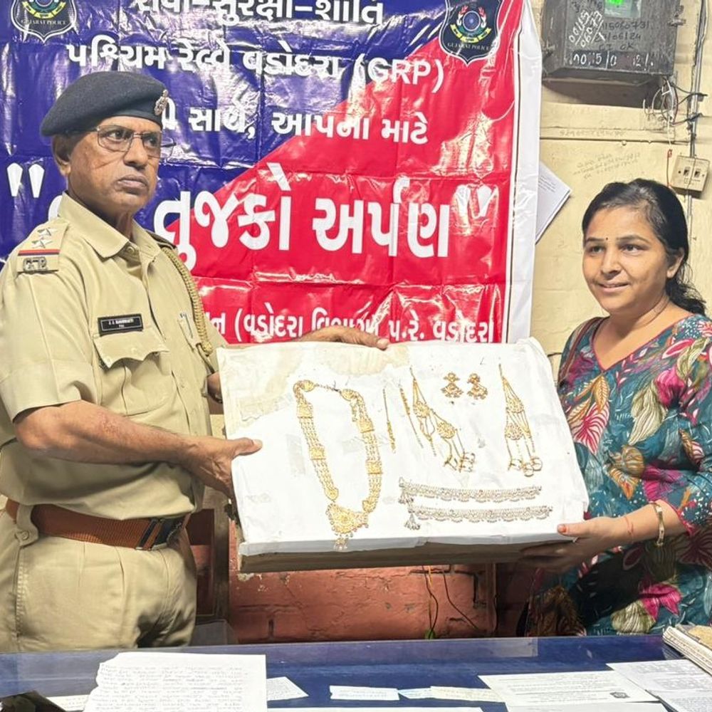 આણંદ રેલવે પોલીસે ₹18.94 લાખના દાગીના ચોરીનો ભેદ ઉકેલી, દાગીના રિકવર કરી માલિકને પરત કર્યા.