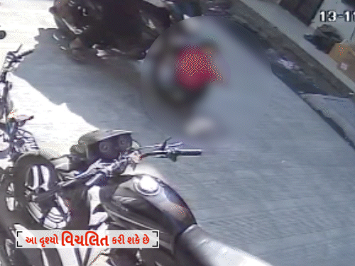 સુરતમાં 3 વર્ષની બાળકીને બાઈક ચડાવી દેવાઈ, બાઈકચાલક ફરાર; ઘટના CCTVમાં કેદ થઈ.