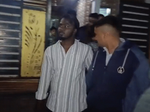 જુહાપુરામાં યુવતીની છેડતી મુદ્દે પથ્થરમારો, CCTV ફૂટેજ, બે જૂથો હથિયારો સાથે અથડ્યા, રિવોલ્વર દેખાડી, 5ની ધરપકડ.