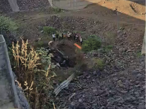 રતલામ: કાર પુલ પરથી નદીમાં પડતા 5 લોકોના મોત, જેમાં વડોદરાના 2 લોકો અને એક 15 વર્ષના છોકરાનું મૃત્યુ.