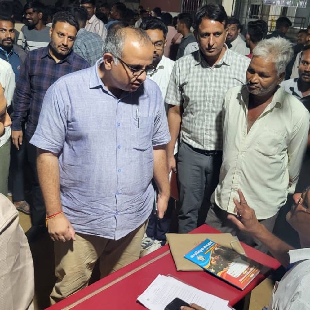 હિંમતનગરમાં કલેક્ટરની રાત્રીસભા: મતદારયાદી સુધારણા કાર્યક્રમ અંગે ગ્રામજનોને BLO દ્વારા માર્ગદર્શન અપાયું.