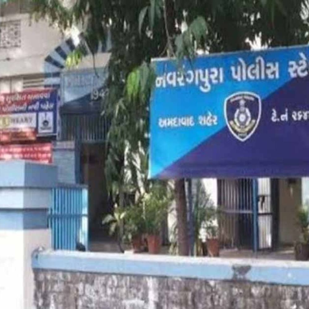 ક્રેડિટ કાર્ડ એક્ટિવ કરવાના બહાને મહિલા સાથે ₹2 લાખની ઠગાઈ: એપ્લિકેશન ઇન્સ્ટોલ કરાવીને પૈસા ટ્રાન્સફર કર્યા.