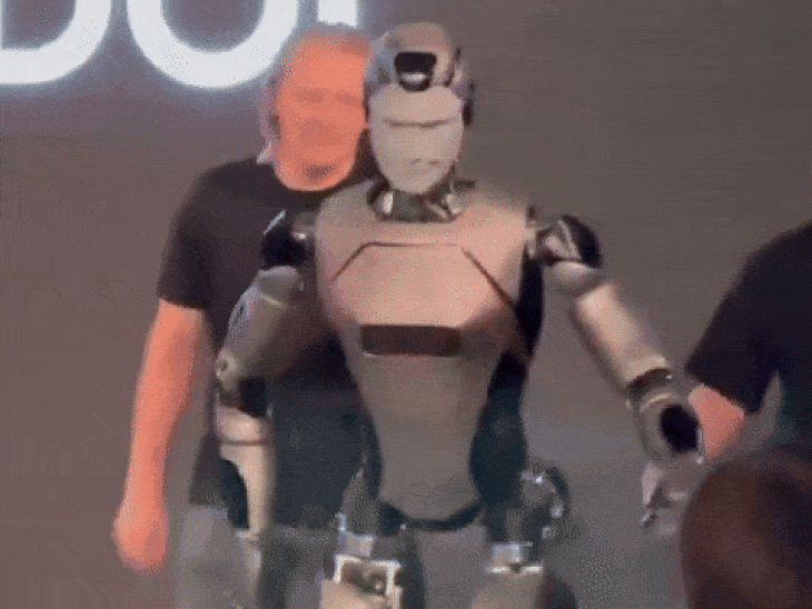 રશિયાનો પ્રથમ AI રોબોટ AIDOL ગ્રાન્ડ એન્ટ્રી વખતે પડ્યો; આયોજકોએ કેલિબ્રેશન અને લાઇટિંગ સમસ્યા જણાવી.