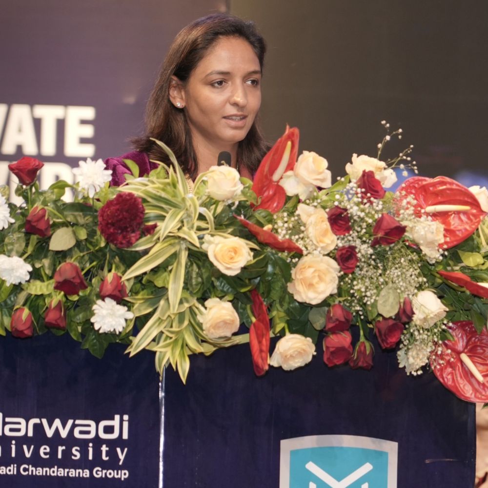 હરમનપ્રિત કૌર રાજકોટના મહેમાન બન્યા:મારવાડી યુનિવર્સિટીમાં ભારતીય મહિલા ક્રિકેટ ટીમના કપ્તાનના હસ્તે તેજસ્વી વિદ્યાર્થીઓને ગોલ્ડ મેડલ એનાયત કરાયા