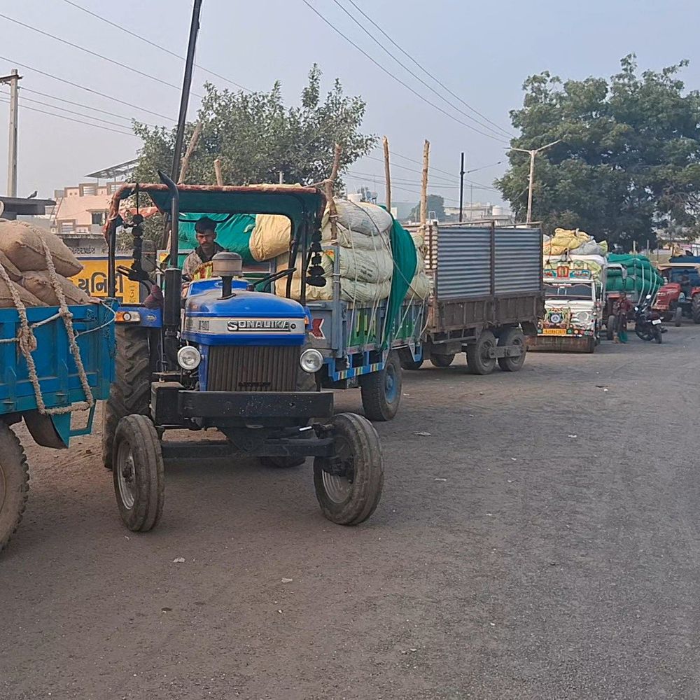 ગઢડા APMC: મગફળી વેચવા વાહનોની લાંબી કતાર, ઢસા રોડ પર કનૈયા ચોક સુધી 1 કિ.મી.થી વધુ લાઈન.