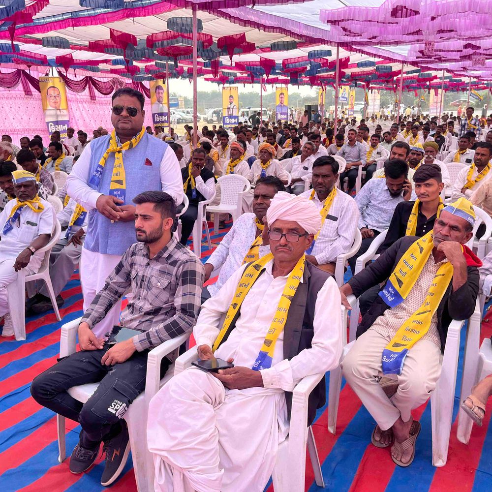 પાલનપુરમાં કિસાન મહાપંચાયત: ખેડૂતો-ખેતમજૂરોને ન્યાય અપાવવાના સ્લોગન સાથે નેતાઓ ઉપસ્થિત રહ્યા.