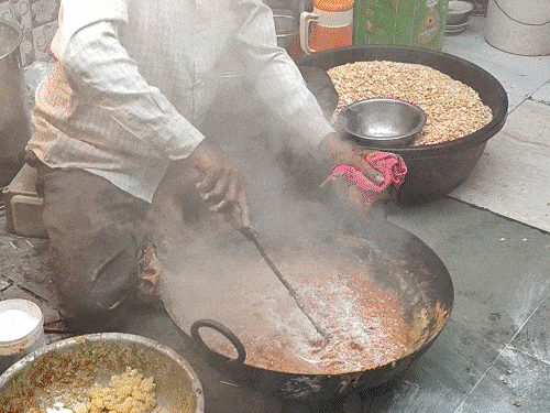 શિયાળુ પાકનું વેચાણ શરૂ: સિંગપાક, તલસાની, ખજૂરપાક બજારમાં છવાઈ, વેપારીઓએ ભાવ યથાવત રાખ્યો.