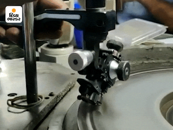 હીરાના ભાવ તૂટવાથી રત્નકલાકારોની રોજીરોટી પર સંકટ; નેચરલ રફ ડાયમંડના ભાવમાં ઘટાડો: ડાયમંડ વર્કર યુનિયન.