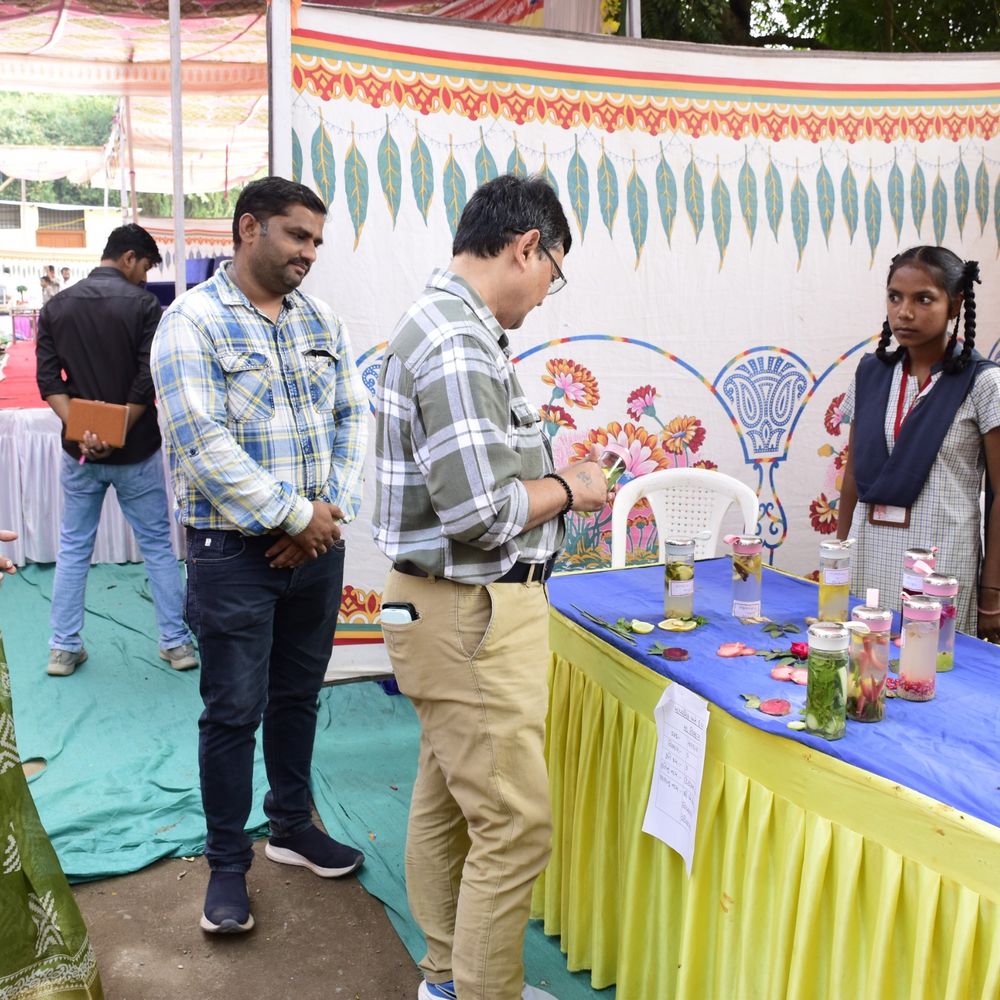 રાજપીપળામાં નર્મદા જિલ્લાકક્ષાનું બાળ વૈજ્ઞાનિક પ્રદર્શન યોજાયું, જેમાં 45 કૃતિઓ રજૂ થઈ.