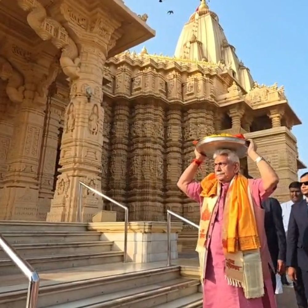 જમ્મુ-કાશ્મીરના ઉપરાજ્યપાલ મનોજ સિંહાએ સોમનાથ મહાદેવના દર્શન કર્યા, પૂજા કરી અને ધ્વજારોહણ કર્યું.