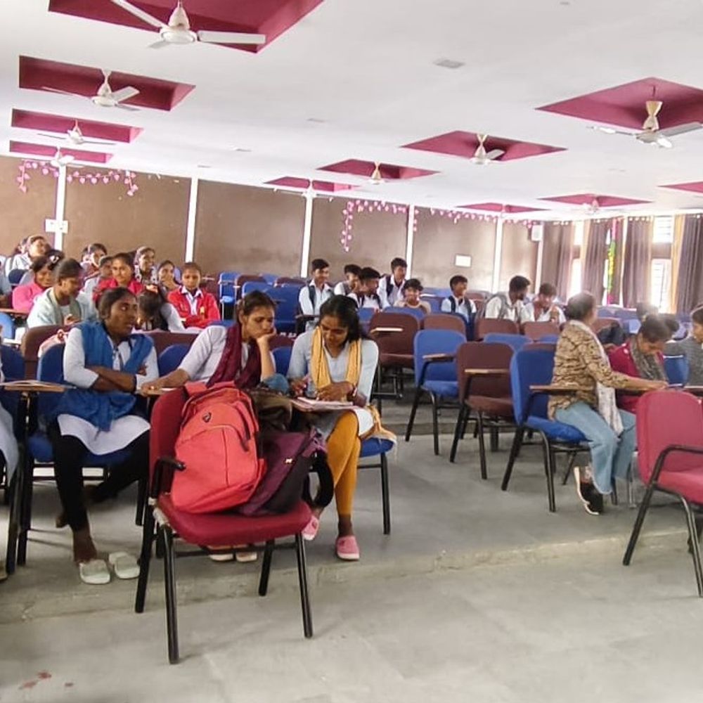 અમીરગઢ કોલેજમાં વિશ્વ એઈડ્સ દિનની ઉજવણી: HIV એઈડ્સ જાગૃતિ વ્યાખ્યાન, વિદ્યાર્થીઓની ઉપસ્થિતિ.