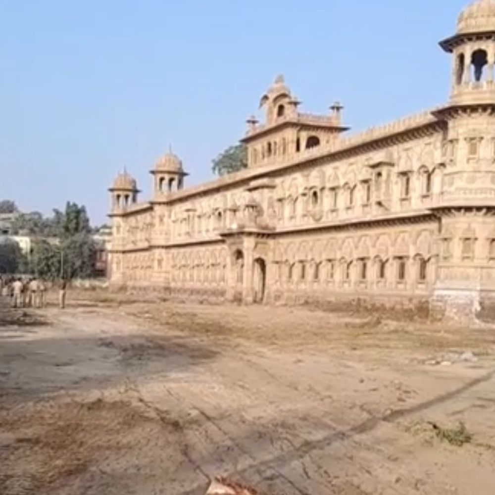 મોરબીમાં દરગાહનું દબાણ દૂર કરાયું, મેદાન બન્યું; બજારો રાબેતા મુજબ, પોલીસ બંદોબસ્ત યથાવત.