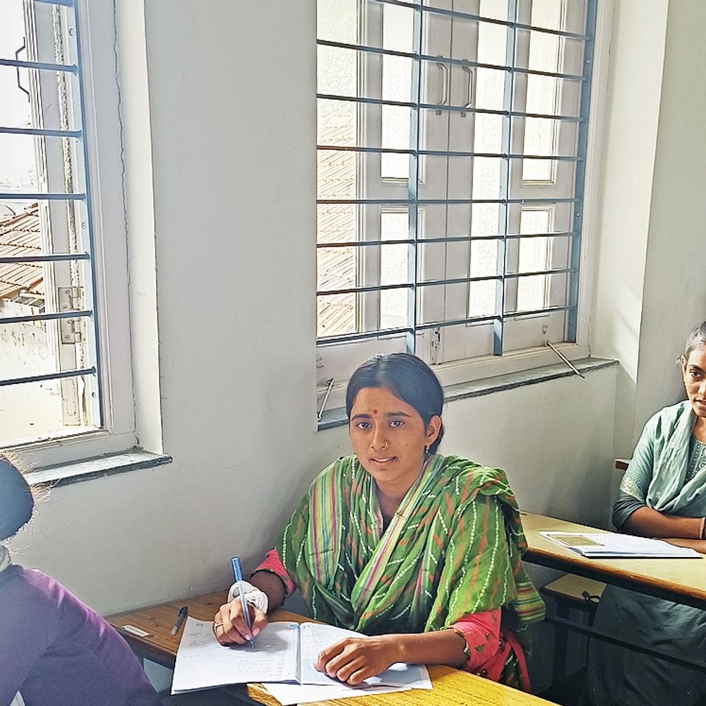 લગ્ન પહેલાં મીંઢોળ અને મહેંદી સાથે દીકરીની પરીક્ષા, શિક્ષણ પ્રત્યેની લગન અને પરિવારનો સહયોગ.