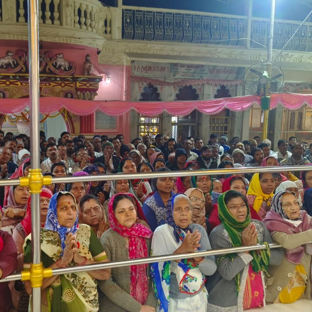 ખેડબ્રહ્મા અંબિકા મંદિરે પૂનમે ભક્તોની ભીડ: 'બોલ માડી અંબે'ના નાદથી મંદિર ગુંજી ઉઠ્યું.