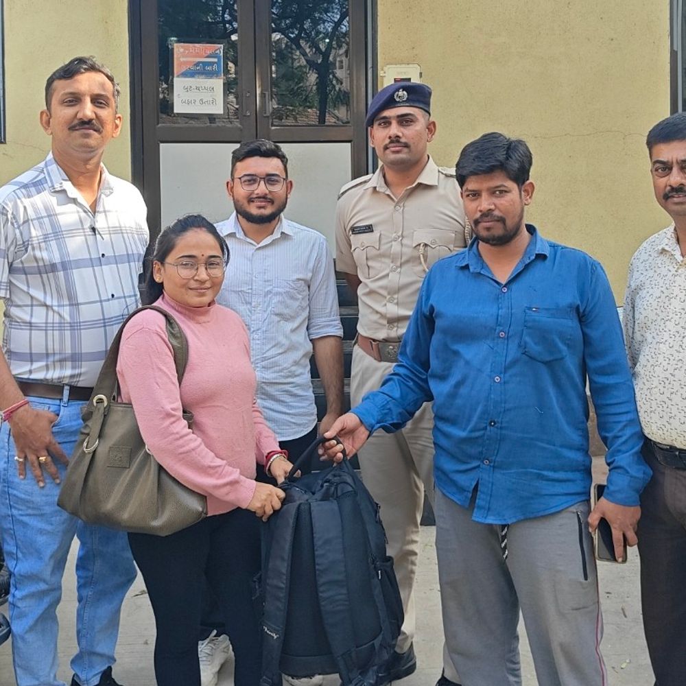 જામનગરમાં મહિલાનો રૂ. 2.5 લાખનો દાગીનાનો થેલો મળ્યો: નેત્રમ CCTV મોનિટરિંગથી પોલીસે પરત કર્યો.