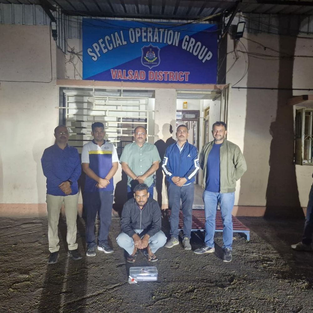 વાપીમાં SOGએ ગેરકાયદેસર હથિયાર સાથે એકને ઝડપ્યો, દેશી પિસ્તોલ અને કારતૂસ જપ્ત.