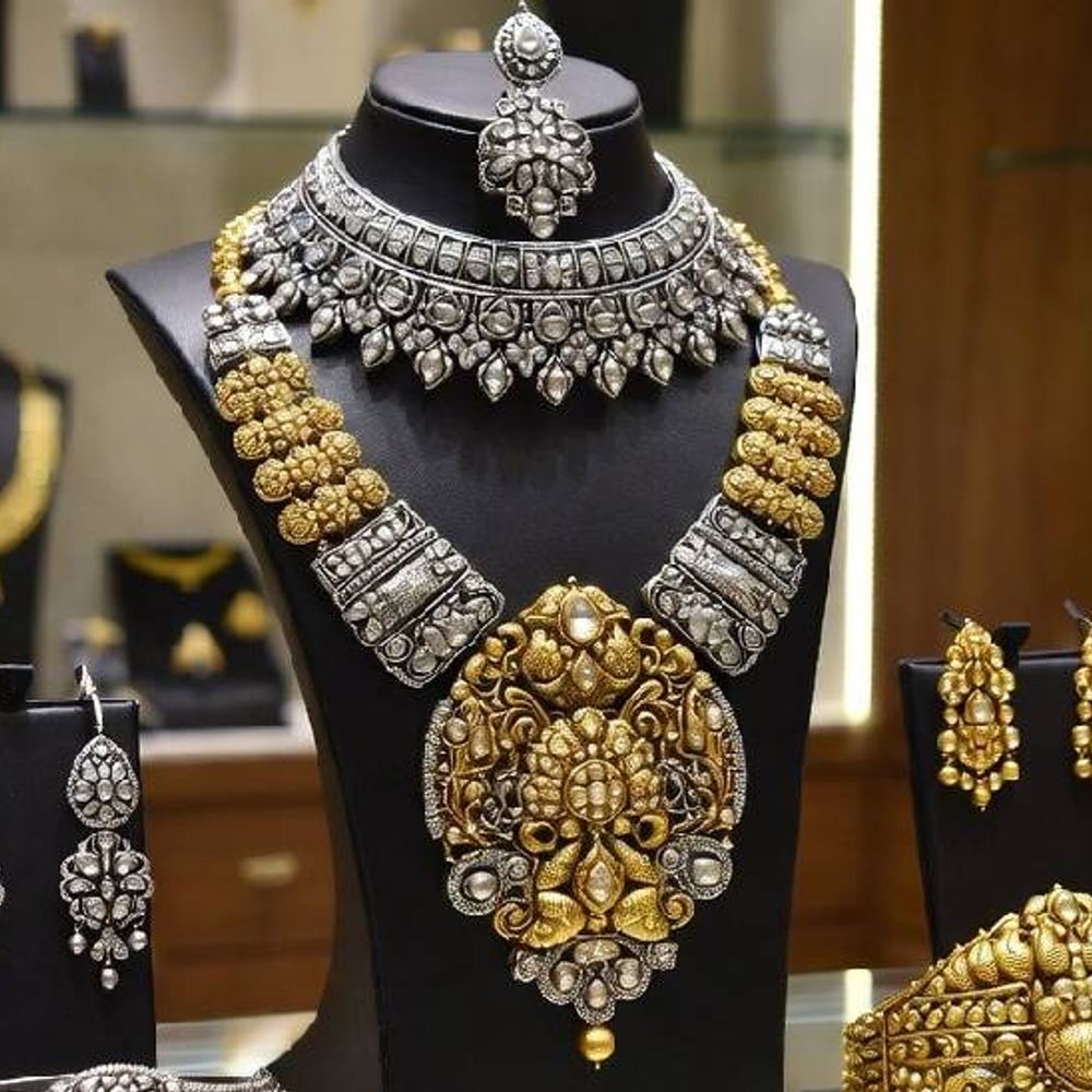 ચાંદી ₹13,851 અને સોનું ₹2001 મોંઘું; આ વર્ષે GOLDએ 69% અને SILVERએ 107% રિટર્ન આપ્યું.