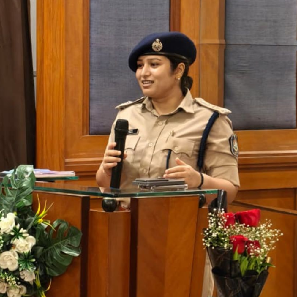 નર્મદા SP વિશાખા ડબરાલ: આદિવાસી યુવાને પોલીસ બનવામાં મદદરૂપ થશું