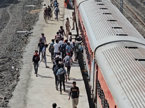 ફ્લાઇટ રદ્દ થતા ટ્રેનની માગ વધી, 3 દિવસમાં 89 વિશેષ-ટ્રેન:મુંબઈ, દિલ્હી, પુણે, હાવડા, હૈદરાબાદ આવતા અને જતા મુસાફરોની ભીડ ઘટાડવા માટે 89 ટ્રેનની 100 ટ્રિપ્સ, દિલ્હી અને મુંબઈ વચ્ચે 6 ટ્રિપ્સ દોડાવશે